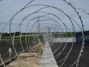 Фото Егоза охранный датчик периметра вмонтирован в проволку