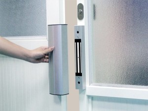 замок электромагнитный или электромеханический, комплектуется отдельно от видеодомофона